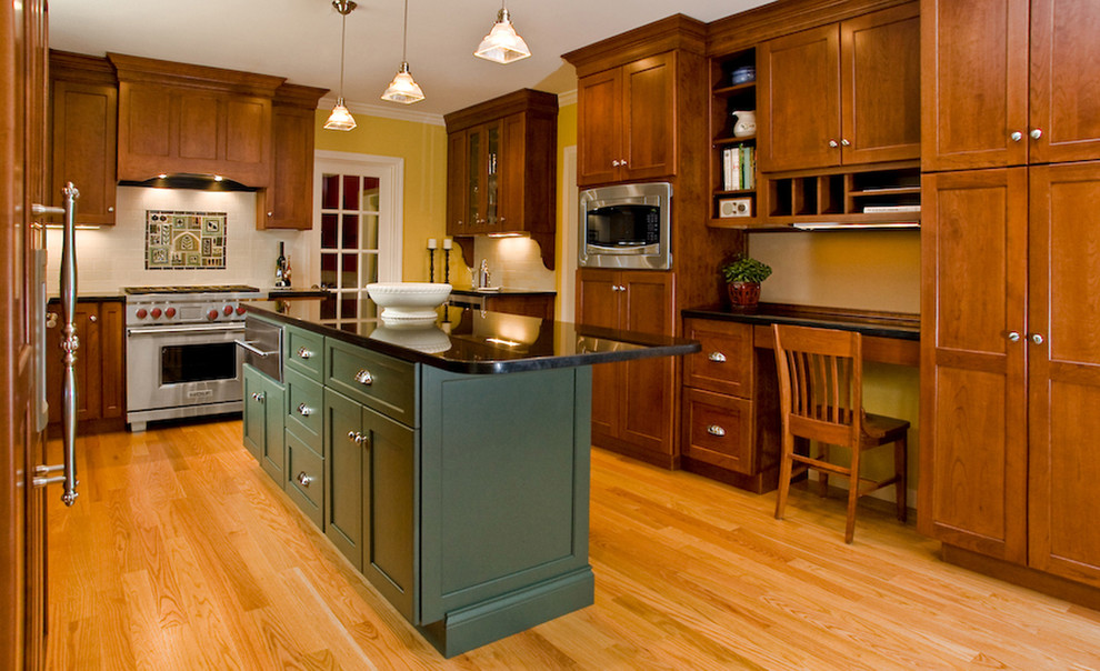 Geschlossene Klassische Küche mit Küchengeräten aus Edelstahl, Schrankfronten mit vertiefter Füllung, dunklen Holzschränken, bunter Rückwand und Granit-Arbeitsplatte in Boston