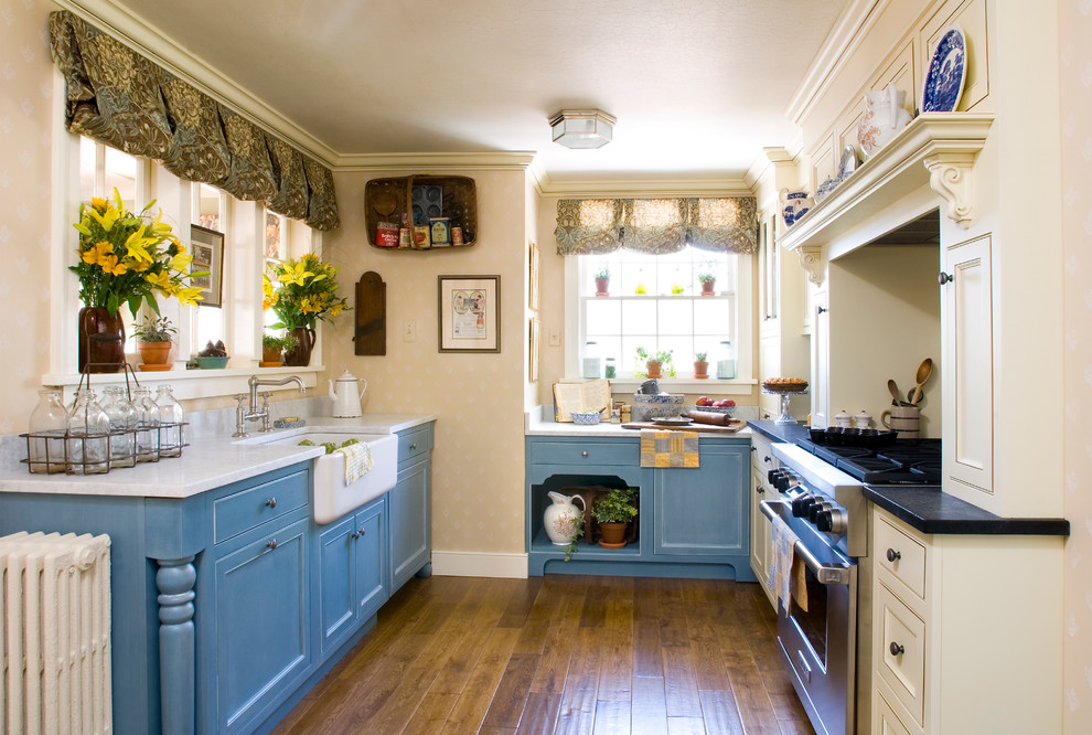 Inspiration för ett vintage u-kök, med en rustik diskho och blå skåp