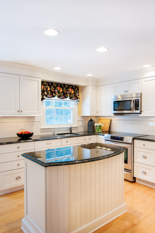 Klassische Wohnküche mit Unterbauwaschbecken, Schrankfronten im Shaker-Stil, weißen Schränken, Küchenrückwand in Weiß und Kücheninsel in Sonstige