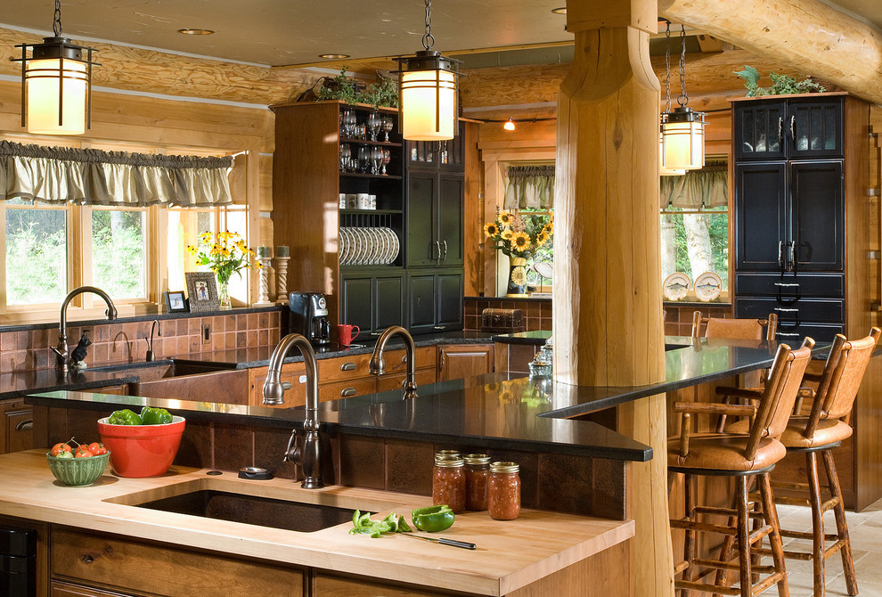 Esempio di una cucina stile rurale con top in legno, lavello stile country e struttura in muratura
