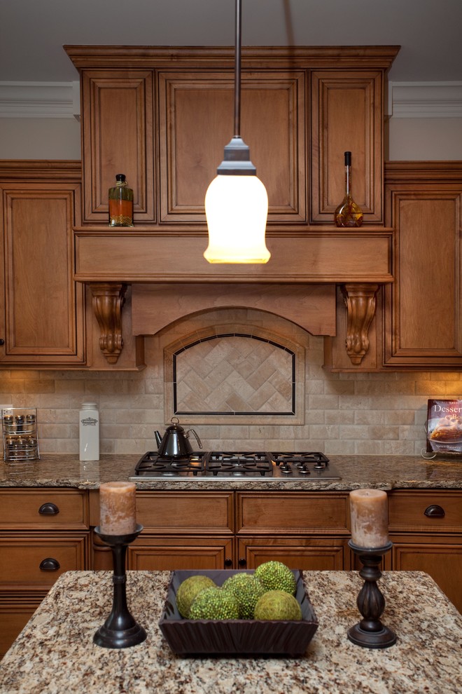 Esempio di una cucina chic con top in granito, ante con riquadro incassato, ante in legno scuro, paraspruzzi beige e paraspruzzi in travertino