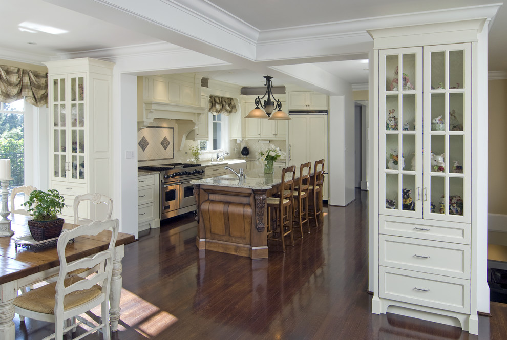 Imagen de cocina rústica de obra con puertas de armario beige, salpicadero beige y electrodomésticos con paneles
