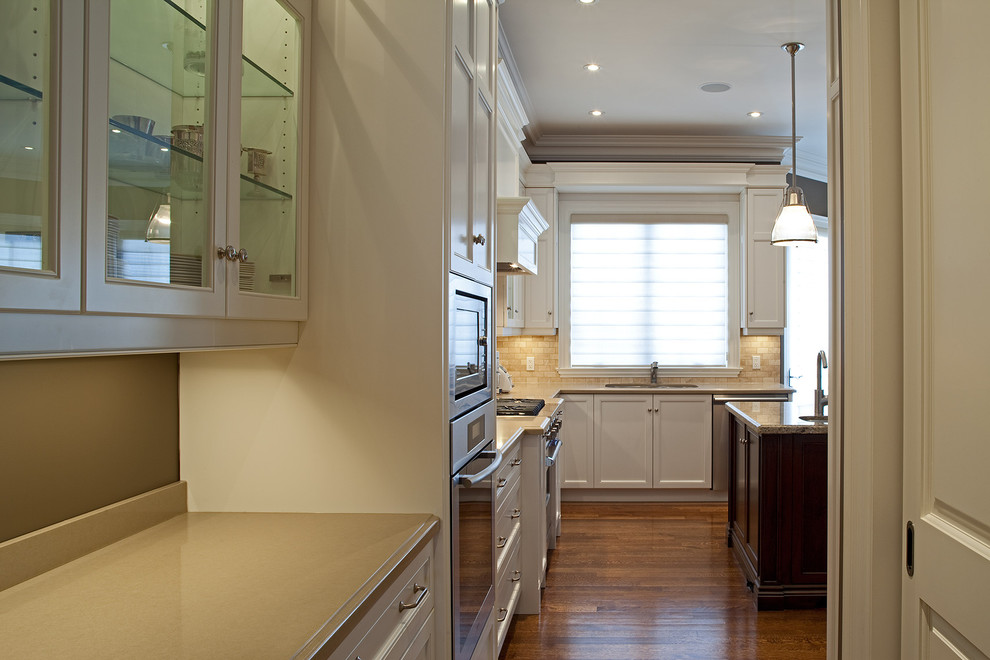 Imagen de cocina tradicional con armarios estilo shaker, puertas de armario blancas y salpicadero beige