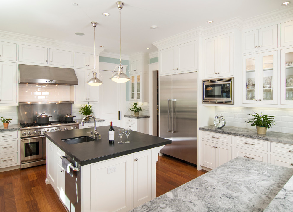 サンフランシスコにあるトラディショナルスタイルのおしゃれなキッチン (シェーカースタイル扉のキャビネット、シルバーの調理設備、ステンレスのキッチンパネル) の写真