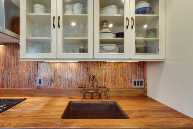 Idéer för vintage kök, med luckor med upphöjd panel, vita skåp och träbänkskiva
