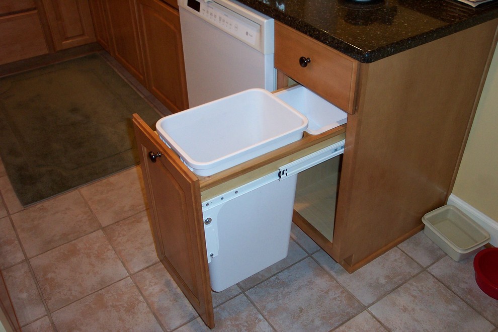 Foto di una cucina chic di medie dimensioni con lavello sottopiano, ante in legno scuro, top in granito, paraspruzzi nero e elettrodomestici bianchi