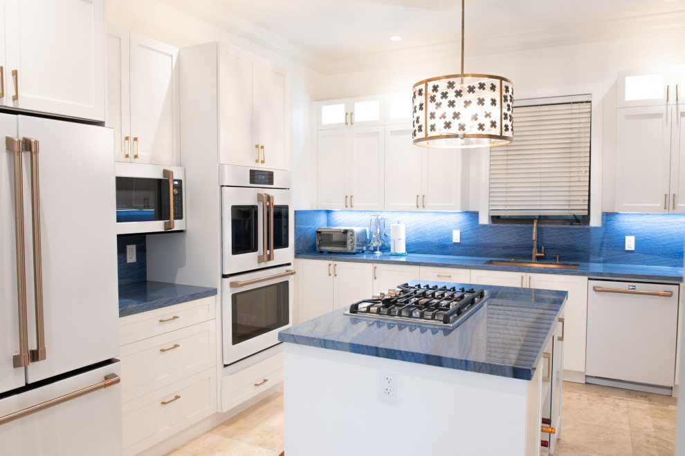 Immagine di una cucina tradizionale di medie dimensioni con lavello sottopiano, ante in stile shaker, ante bianche, paraspruzzi blu, elettrodomestici bianchi e top blu