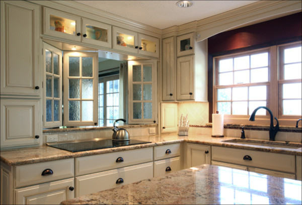 Idéer för ett klassiskt kök, med luckor med upphöjd panel, vita skåp, granitbänkskiva, vitt stänkskydd, stänkskydd i keramik och rostfria vitvaror
