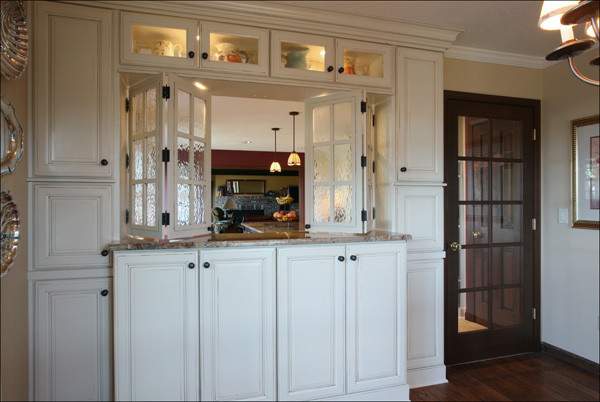 Immagine di una cucina chic con ante di vetro, ante bianche, top in granito, paraspruzzi bianco, paraspruzzi con piastrelle in ceramica e elettrodomestici in acciaio inossidabile
