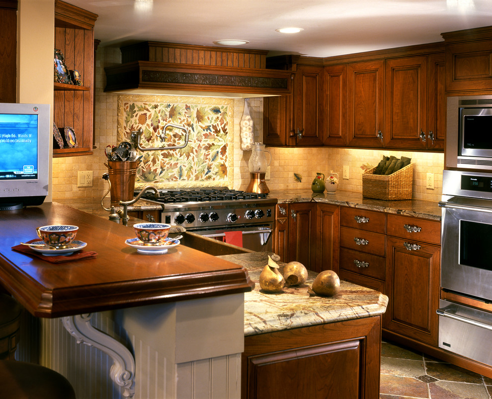 На фото: п-образная кухня в классическом стиле с фасадами с выступающей филенкой, темными деревянными фасадами, мраморной столешницей, бежевым фартуком и техникой из нержавеющей стали
