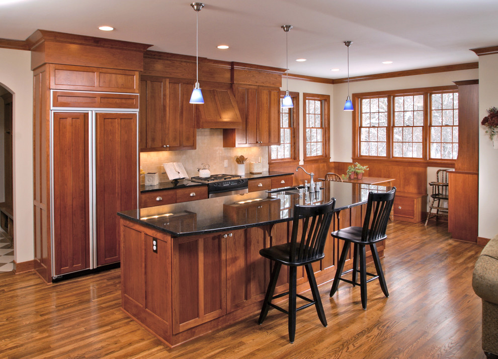 На фото: параллельная кухня в классическом стиле с обеденным столом, фасадами цвета дерева среднего тона и техникой под мебельный фасад с