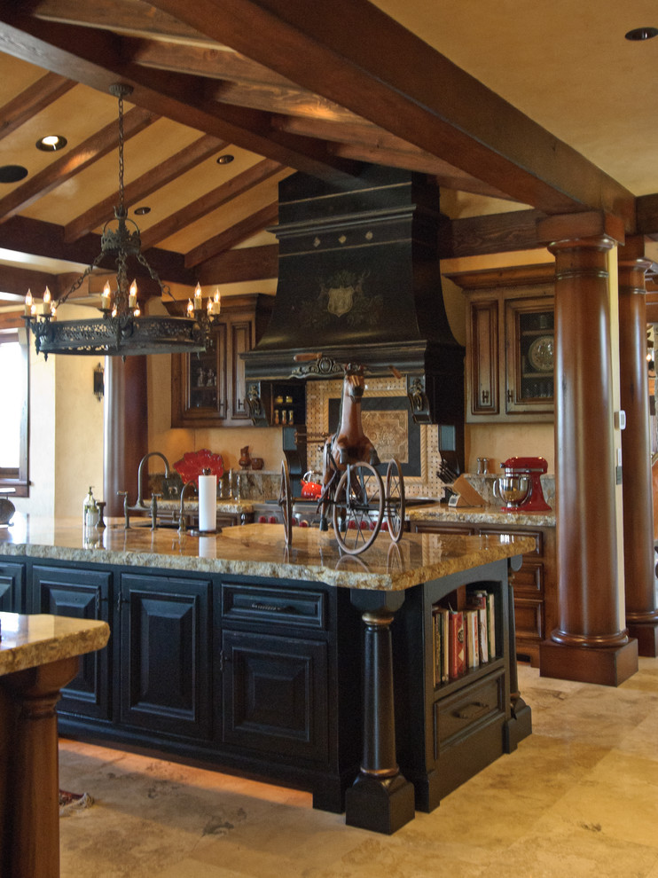 Immagine di una cucina parallela classica con lavello stile country, ante con bugna sagomata, ante nere e paraspruzzi multicolore