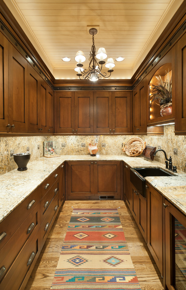 Foto di una cucina ad U chic con lavello stile country, top in granito, ante in stile shaker e ante in legno bruno