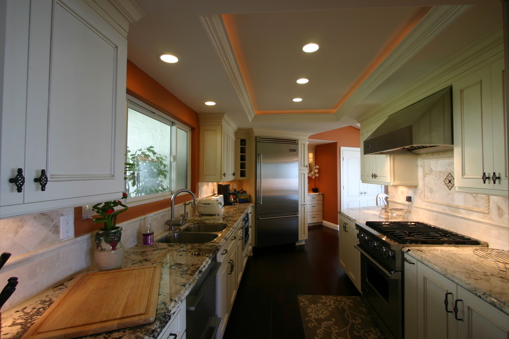 Kitchen - traditional kitchen idea in Los Angeles
