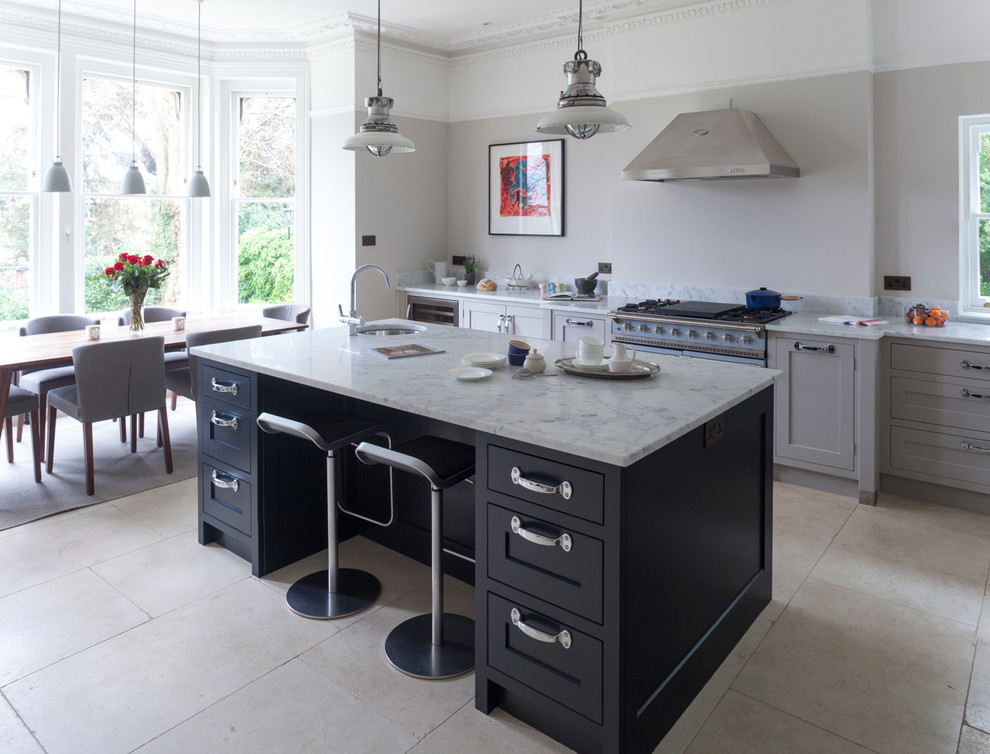 Große, Offene Klassische Küche in L-Form mit Marmor-Arbeitsplatte, Küchengeräten aus Edelstahl und Kücheninsel in Wiltshire