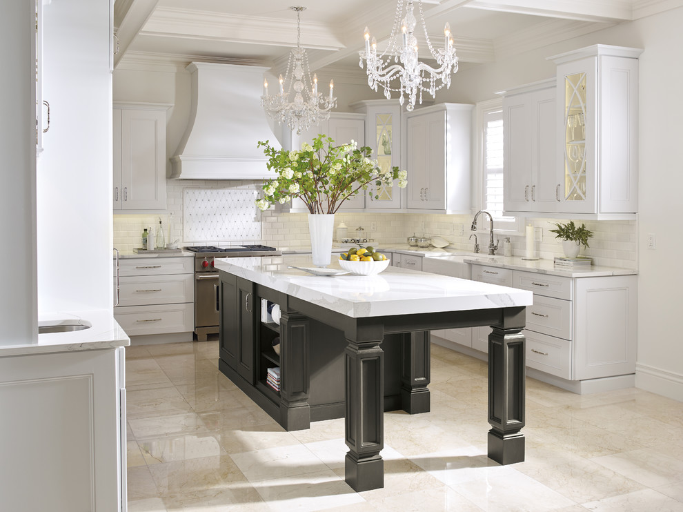 Inredning av ett klassiskt stort vit vitt kök, med en rustik diskho, skåp i shakerstil, vita skåp, marmorbänkskiva, vitt stänkskydd, stänkskydd i keramik, rostfria vitvaror, klinkergolv i porslin, en köksö och beiget golv