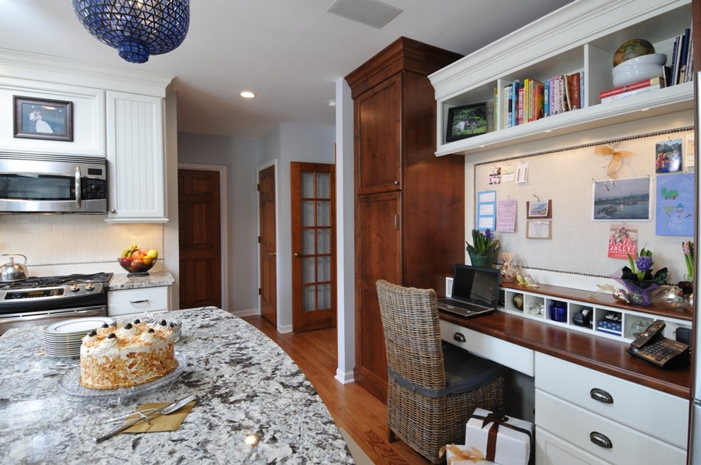 Example of a classic kitchen design in Chicago with stainless steel appliances and granite countertops