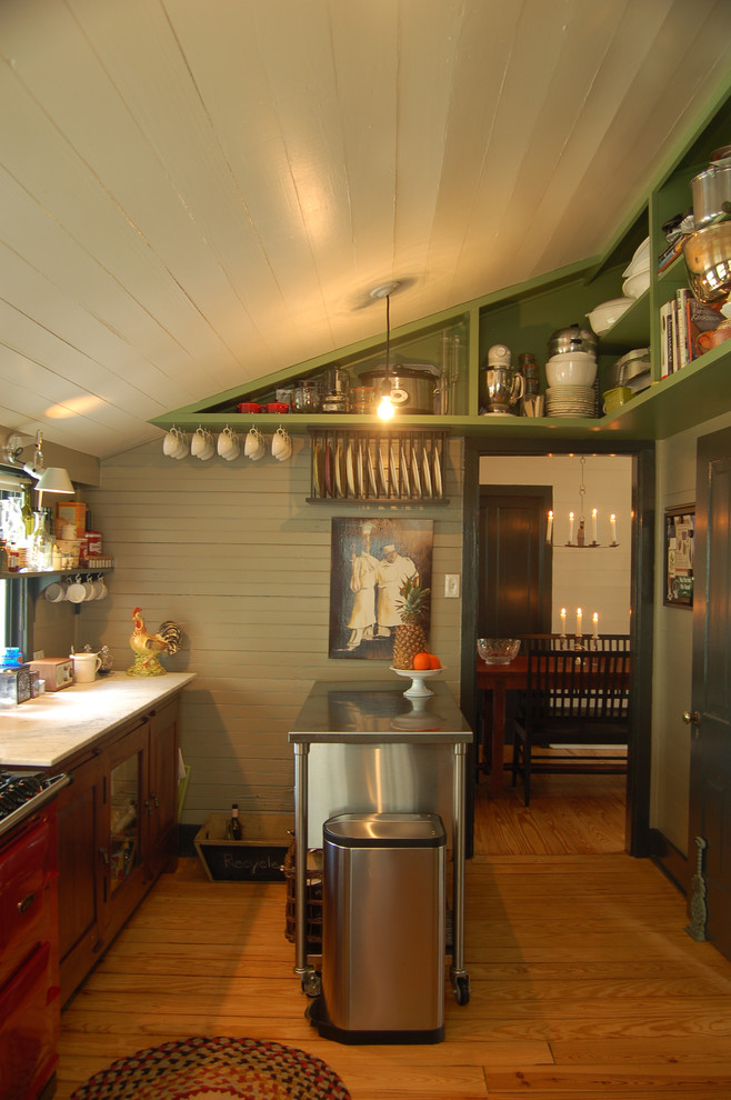 На фото: прямая, отдельная кухня в классическом стиле с фасадами из нержавеющей стали, мраморной столешницей и цветной техникой