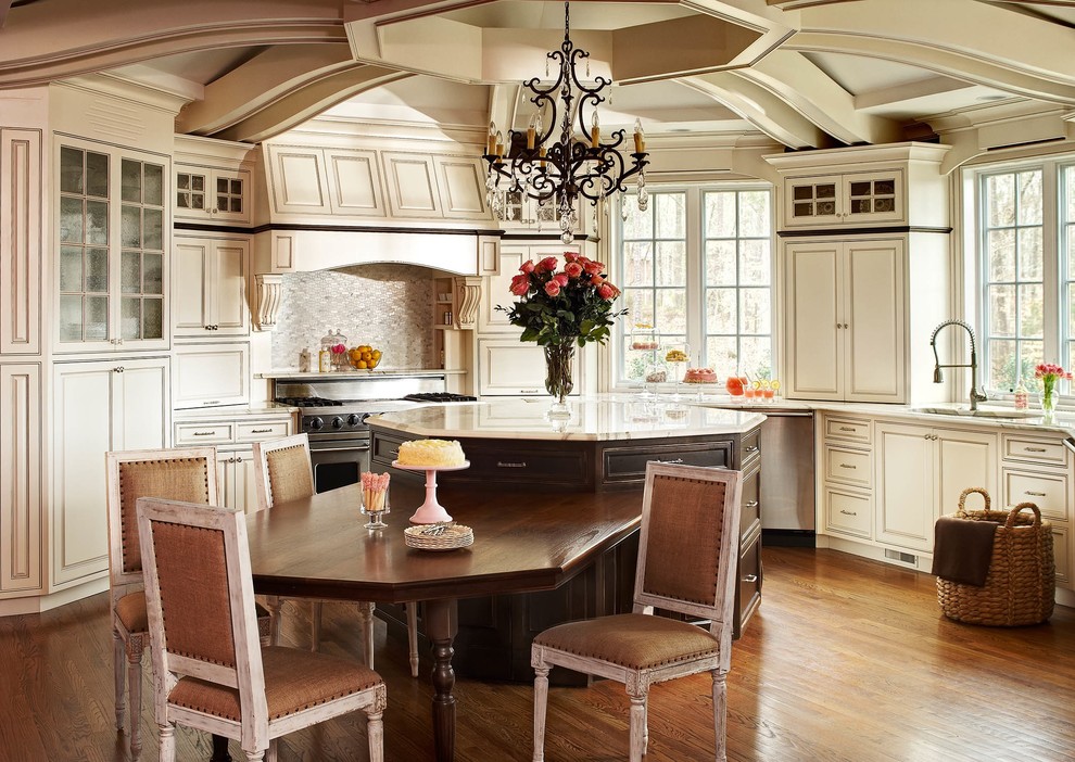 Exempel på ett klassiskt kök och matrum, med en undermonterad diskho, luckor med upphöjd panel, beige skåp och beige stänkskydd