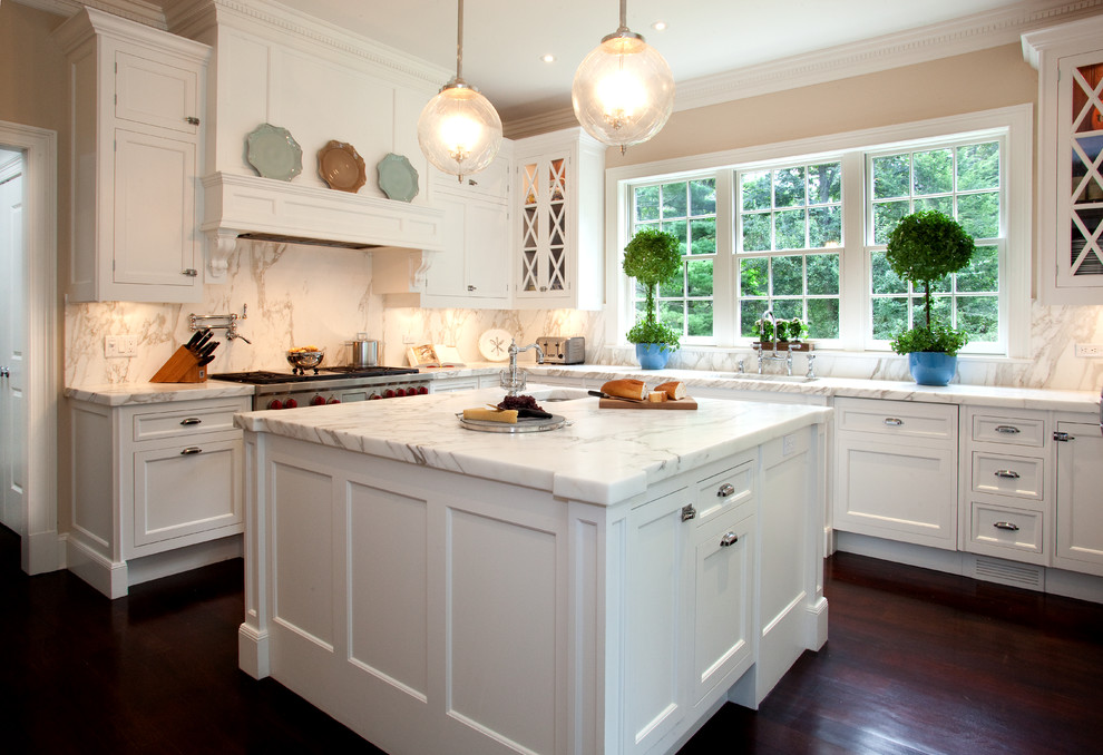 Foto di una cucina chic con ante con riquadro incassato, elettrodomestici in acciaio inossidabile, ante bianche, top in marmo, paraspruzzi bianco e paraspruzzi in marmo