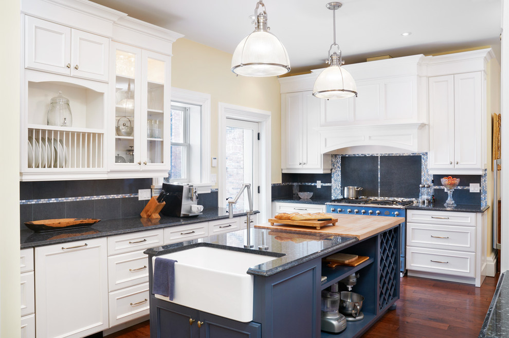 Geschlossene Klassische Küche in U-Form mit Landhausspüle, Schrankfronten mit vertiefter Füllung, blauen Schränken, Granit-Arbeitsplatte, Küchenrückwand in Grau, Rückwand aus Mosaikfliesen und bunten Elektrogeräten in Toronto