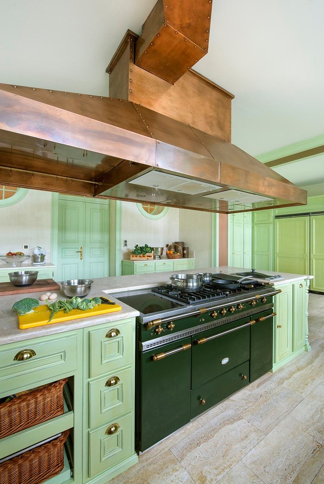 Идея дизайна: большая кухня в классическом стиле с зелеными фасадами, цветной техникой и островом