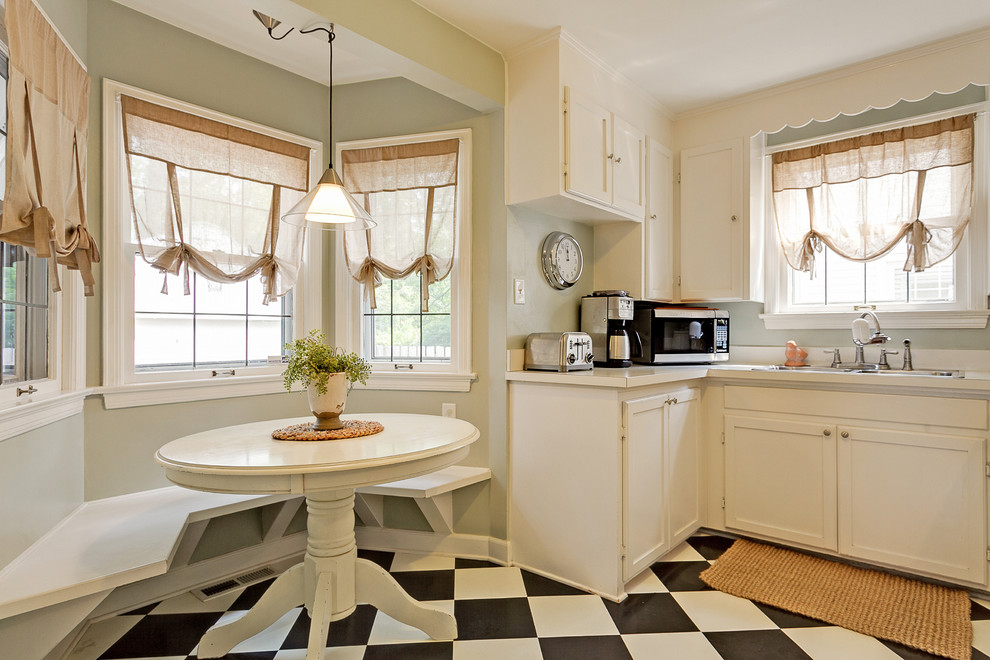 Foto di una cucina abitabile chic con ante in stile shaker e ante bianche