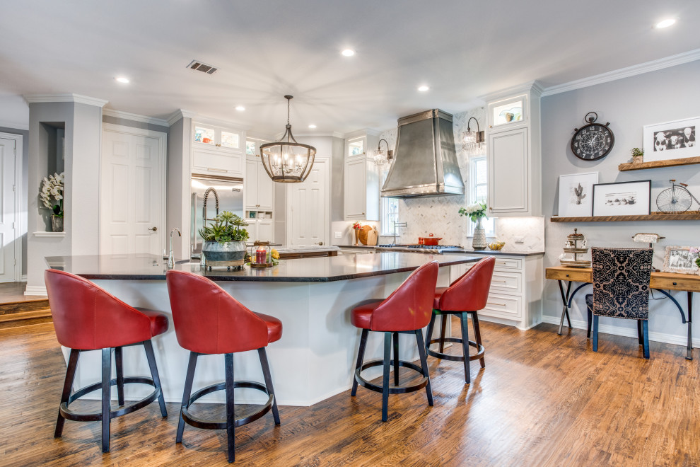 Mid-sized elegant u-shaped medium tone wood floor eat-in kitchen photo in Dallas with a farmhouse sink, beaded inset cabinets, white cabinets, granite countertops, white backsplash, marble backsplash, stainless steel appliances, an island and black countertops