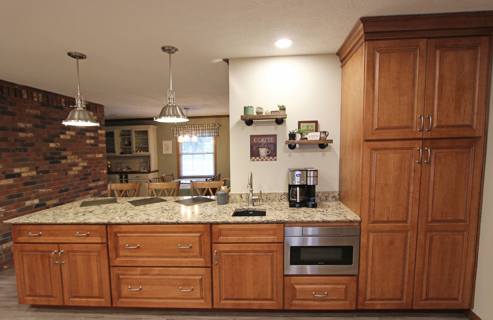 Foto på ett mellanstort vintage beige kök, med en undermonterad diskho, luckor med upphöjd panel, skåp i mellenmörkt trä, bänkskiva i kvarts, beige stänkskydd, stänkskydd i kalk, rostfria vitvaror, vinylgolv, en halv köksö och grått golv