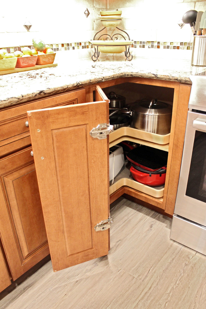 Exempel på ett mellanstort klassiskt beige beige kök, med en undermonterad diskho, luckor med upphöjd panel, skåp i mellenmörkt trä, bänkskiva i kvarts, beige stänkskydd, stänkskydd i kalk, rostfria vitvaror, vinylgolv, en halv köksö och grått golv