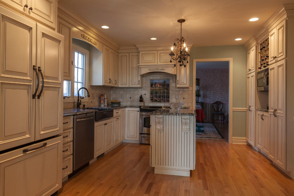 Foto på ett mellanstort medelhavsstil kök, med en rustik diskho, luckor med upphöjd panel, beige skåp, granitbänkskiva, beige stänkskydd, stänkskydd i stenkakel, rostfria vitvaror, ljust trägolv och flera köksöar