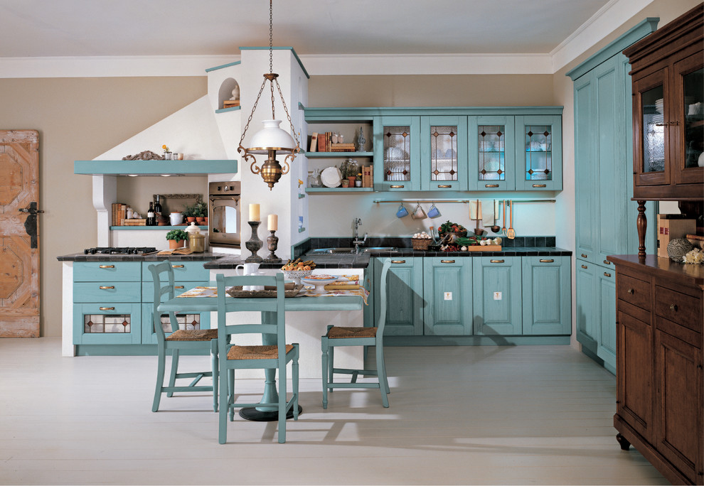 Klassische Küche mit profilierten Schrankfronten, blauen Schränken und Arbeitsplatte aus Fliesen in New York