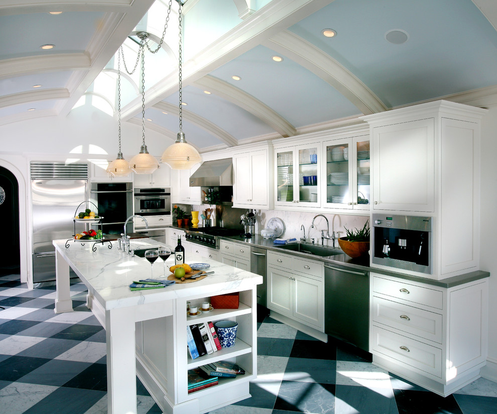 Свежая идея для дизайна: параллельная кухня в классическом стиле с техникой из нержавеющей стали, одинарной мойкой, фасадами с утопленной филенкой и белыми фасадами - отличное фото интерьера