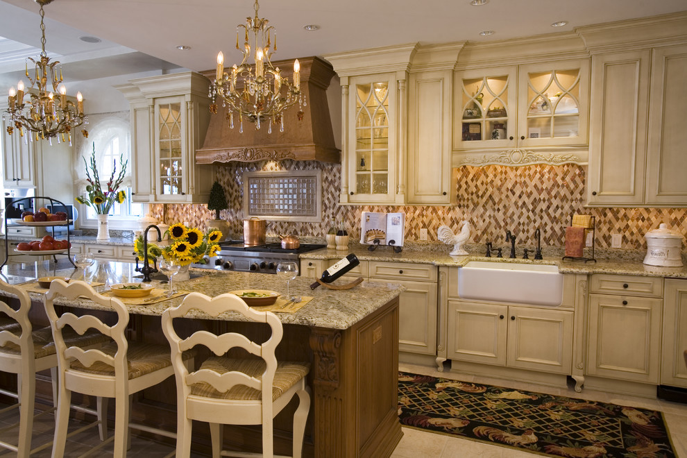 На фото: кухня в классическом стиле с с полувстраиваемой мойкой (с передним бортиком), гранитной столешницей, бежевыми фасадами, коричневым фартуком, фартуком из плитки мозаики и барной стойкой