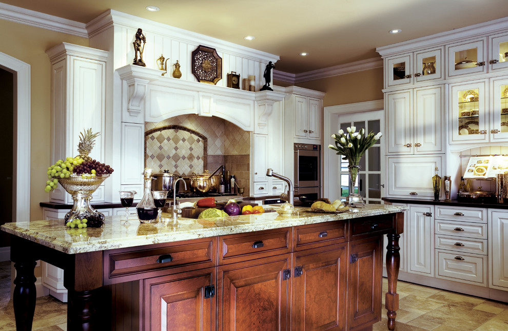 Exempel på ett stort klassiskt kök, med luckor med upphöjd panel, vita skåp, granitbänkskiva, stänkskydd i stenkakel och en köksö