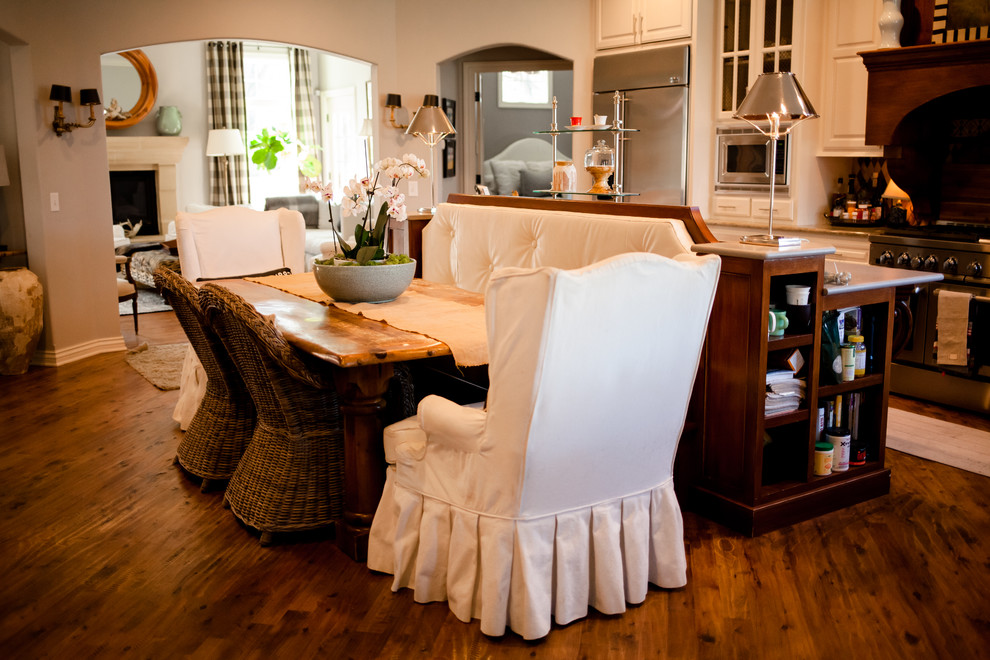 Foto på ett stort lantligt kök, med en dubbel diskho, luckor med upphöjd panel, vita skåp, bänkskiva i täljsten, flerfärgad stänkskydd, rostfria vitvaror, mellanmörkt trägolv och en köksö