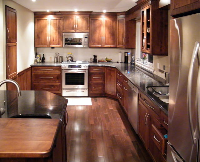 Traditional Maple Kitchen with Island Traditional Kitchen Toronto