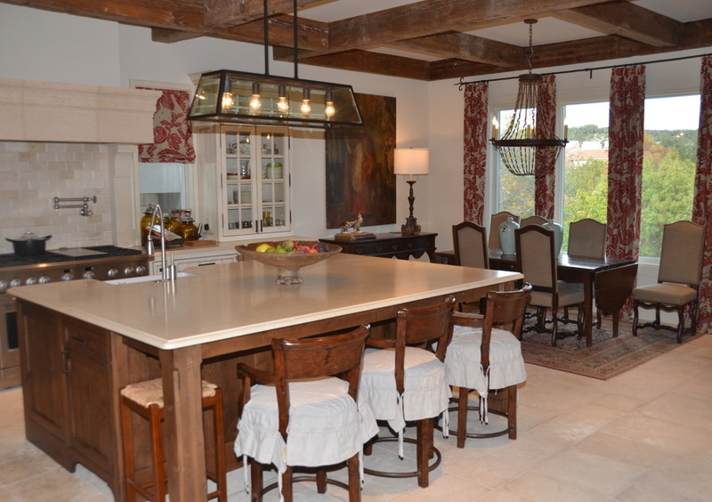 Example of a classic kitchen design in Austin