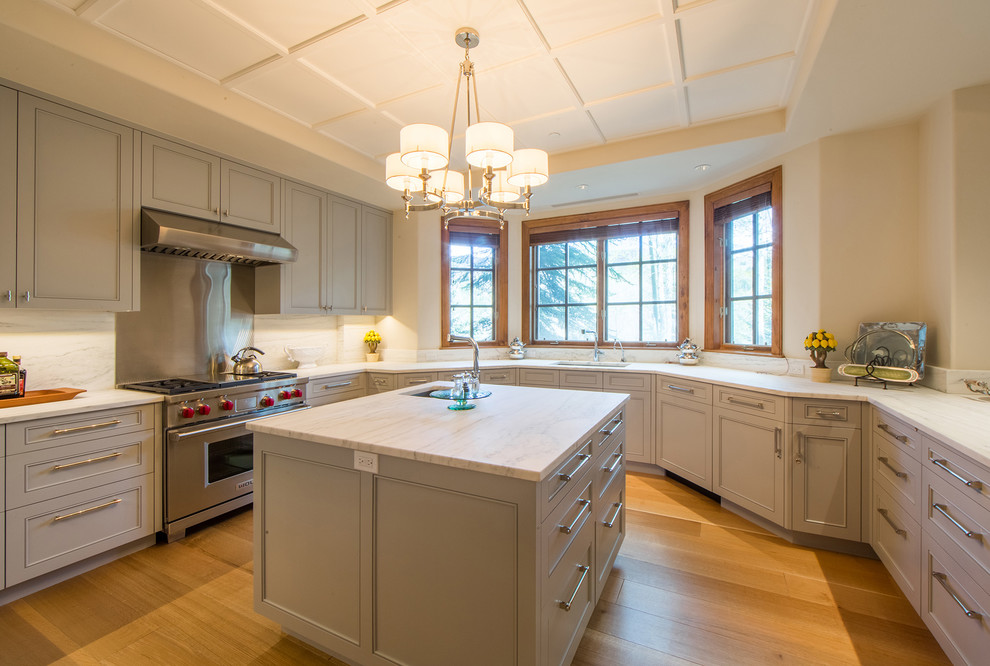 Exempel på ett avskilt, stort klassiskt flerfärgad flerfärgat u-kök, med en undermonterad diskho, luckor med profilerade fronter, grå skåp, marmorbänkskiva, beige stänkskydd, stänkskydd i marmor, integrerade vitvaror, mellanmörkt trägolv, en köksö och brunt golv
