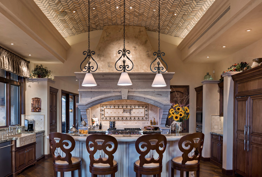 フェニックスにあるトラディショナルスタイルのおしゃれなアイランドキッチン (エプロンフロントシンク、レイズドパネル扉のキャビネット、パネルと同色の調理設備、無垢フローリング) の写真