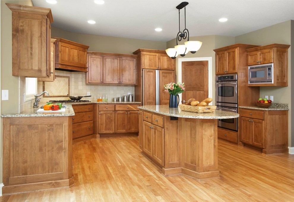 Traditional Oak Cabinets - Kitchen - Minneapolis - by Bella Custom
