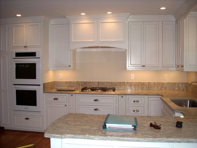 Traditional painted kitchen with penninsula - Classique - Cuisine