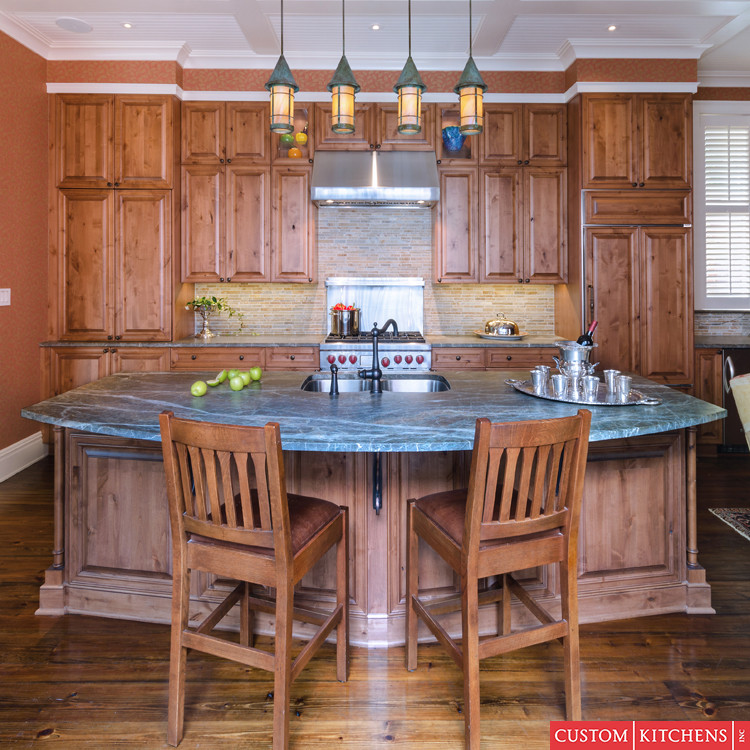 This is an example of a traditional kitchen in Richmond.