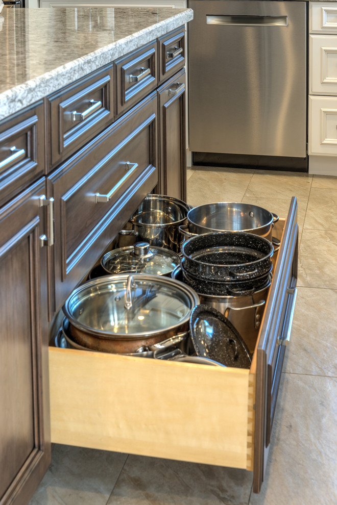Inredning av ett klassiskt mellanstort kök, med en undermonterad diskho, vita skåp, bänkskiva i kvarts, stänkskydd i glaskakel, rostfria vitvaror, klinkergolv i keramik, en köksö, vitt golv, luckor med infälld panel och grått stänkskydd