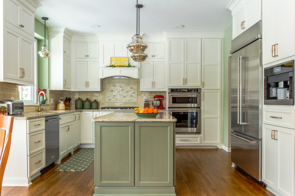 Exempel på ett stort klassiskt beige beige kök, med en köksö, en undermonterad diskho, släta luckor, gröna skåp, bänkskiva i kvarts, beige stänkskydd, stänkskydd i mosaik, rostfria vitvaror, mellanmörkt trägolv och brunt golv