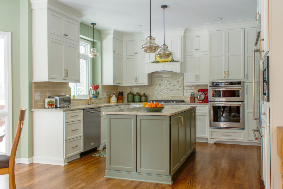 Idéer för att renovera ett stort vintage beige beige kök, med en köksö, en undermonterad diskho, släta luckor, gröna skåp, bänkskiva i kvarts, beige stänkskydd, stänkskydd i mosaik, rostfria vitvaror, mellanmörkt trägolv och brunt golv