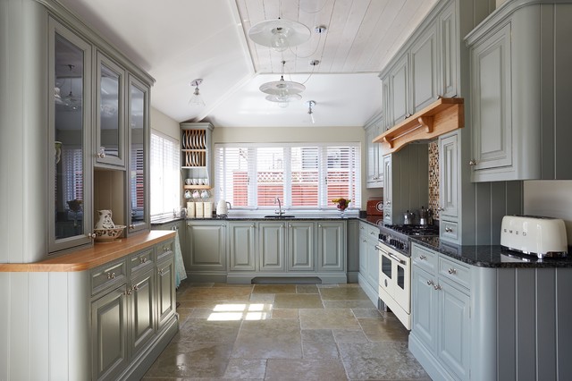 Traditional Shaker Kitchen with Raised and Fielded panels - Traditional ...
