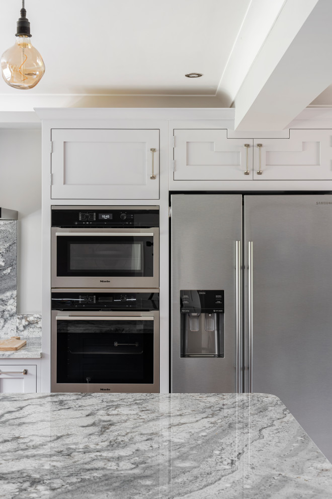 Traditional shaker style kitchen diner. Traditional Kitchen