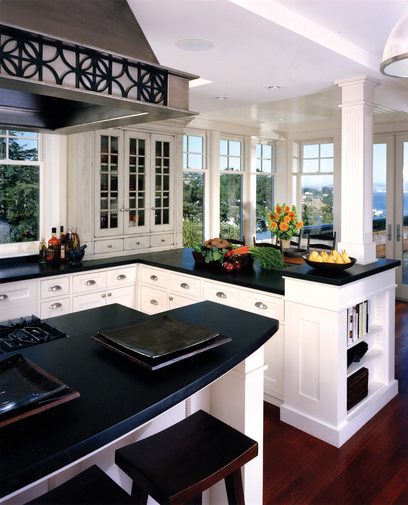 Пример оригинального дизайна: кухня в классическом стиле с фасадами в стиле шейкер, черно-белыми фасадами и барной стойкой