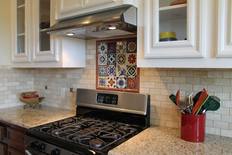 Mittelgroße Mediterrane Wohnküche in U-Form mit Küchenrückwand in Beige, Rückwand aus Terrakottafliesen und Halbinsel in Austin